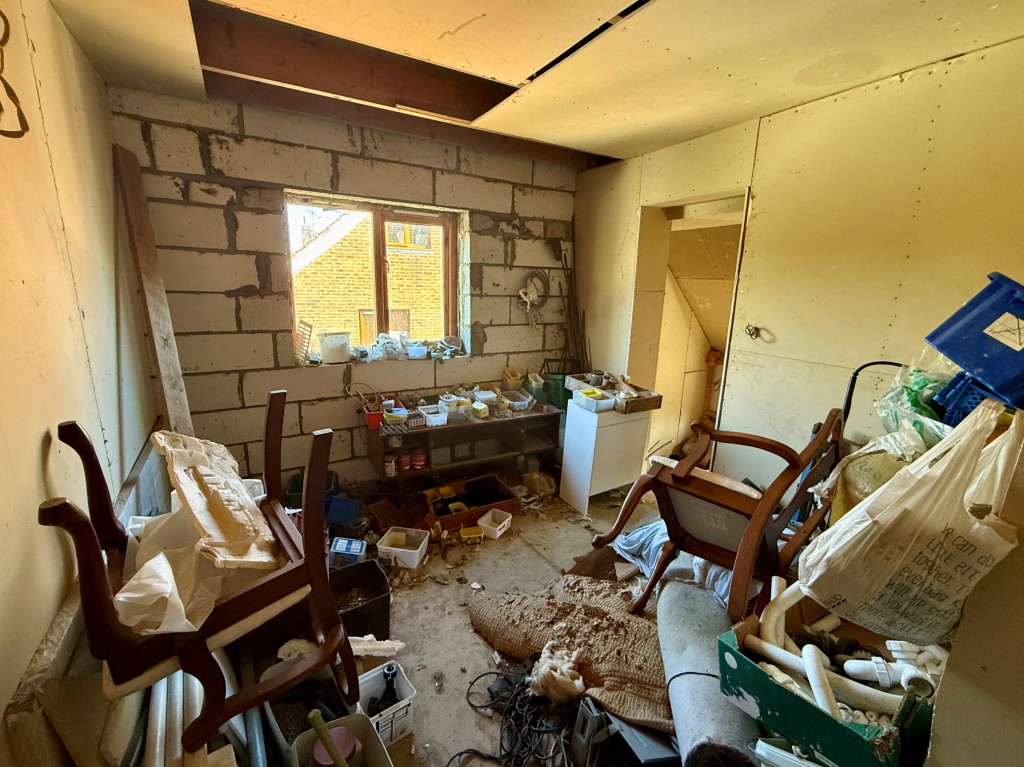 Lot: 41 - LARGE HOUSE AND FIVE GARAGES WITH POTENTIAL - Bedroom three